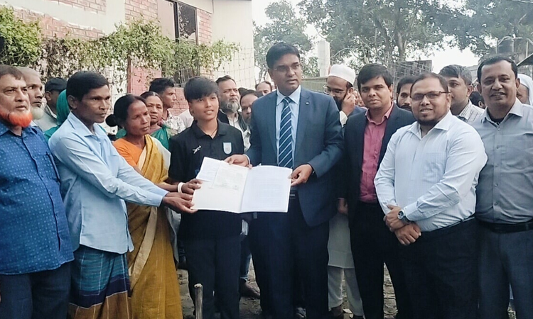 ফুটবলার তৃষ্ণাকে জমিসহ ঘর উপহার