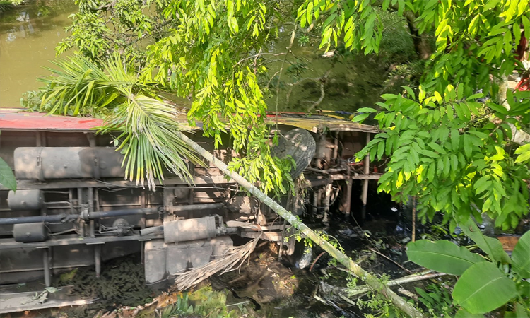 রাজবাড়ীতে সড়ক দুর্ঘটনায় আহত ১৩, ১জন গুরুতর