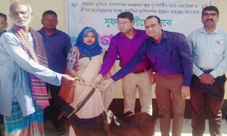 দিনাজপুরে ক্ষুদ্র নৃ-গোষ্ঠী পরিবারের মধ্যে ছাগল ও উপকরণ বিতরণ