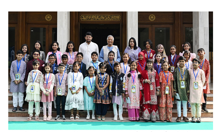 ‘নতুন কুঁড়ি’ বিজয়ীদের মধ্যে পুরস্কার বিতরণ