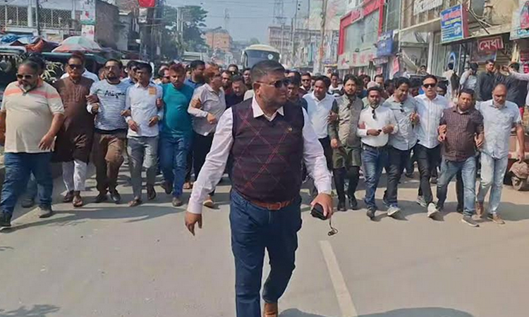 জয়পুরহাটে লকডাউনের প্রতিবাদে বিএনপির বিক্ষোভ 