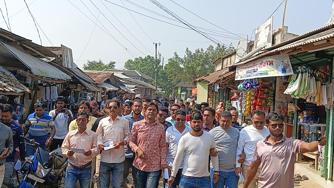 সাতক্ষীরায় বিএনপির মনোনীত প্রার্থী হাবিবের পক্ষে ভোট চেয়ে লিফলেট বিতরণ