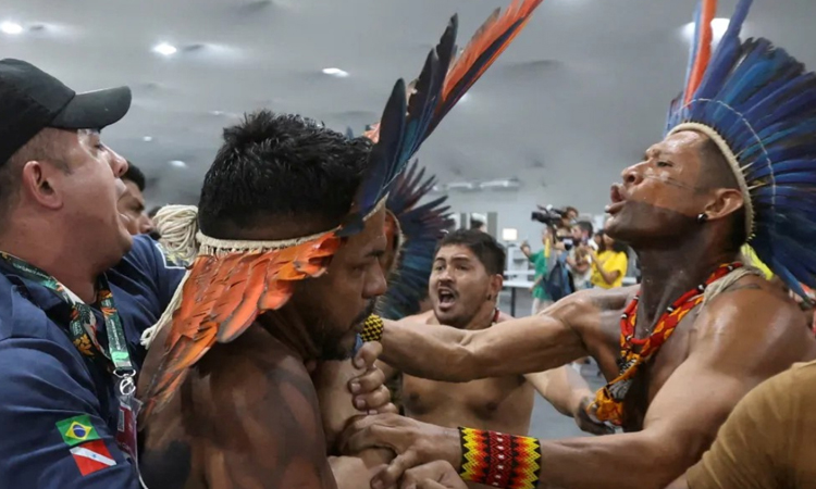 কপ৩০ জলবায়ু সম্মেলনের প্রবেশপথ অবরোধ করল আদিবাসী বিক্ষোভকারীরা