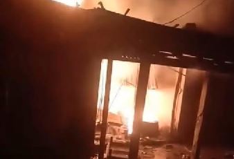 নেত্রকোণায় অগ্নিকাণ্ডে পাঁচটি দোকান পুড়ে ছাই