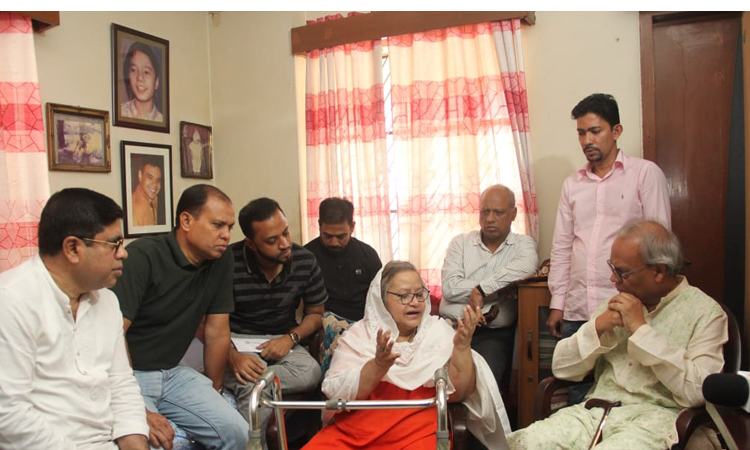 বেতার শিল্পী আফরোজা নিজামী’র পাশে তারেক রহমান