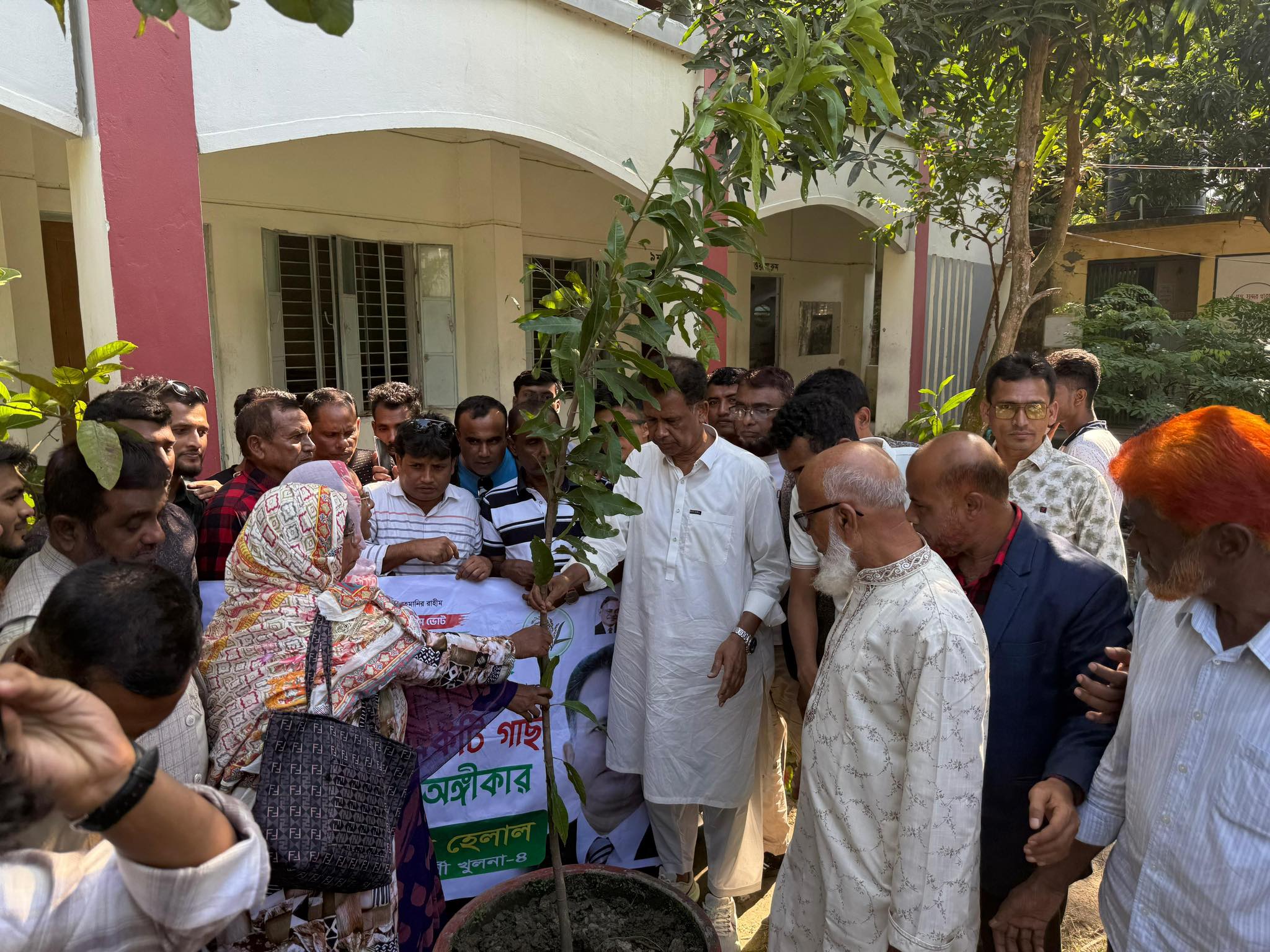 পরিবেশ রক্ষায় খুলনায় বিএনপি প্রার্থীর মাসব্যাপী বৃক্ষরোপণ কর্মসূচি