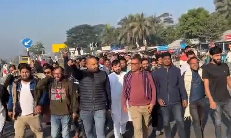 শিবচরে সড়ক পরিস্থিতি স্বাভাবিক রাখতে বিএনপির অবস্থান