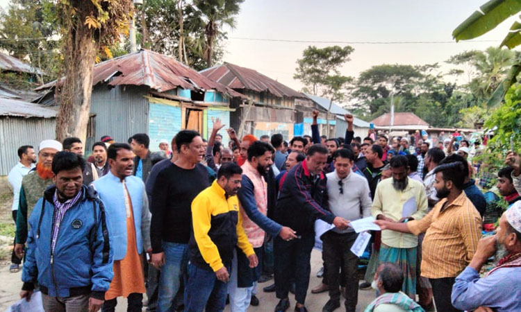 পটুয়াখালীতে বিএনপির ৩১ দফার লিফলেট বিতরণ