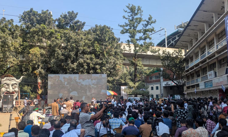 হাসিনার মামলার রায় : টিএসসিসহ ঢাকার বিভিন্ন স্থানে সরাসরি সম্প্রচার চলছে