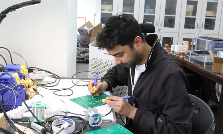 তার ছাড়াই একাধিক ডিভাইসে চার্জ দেবে ‘স্মার্ট পাওয়ার বক্স’