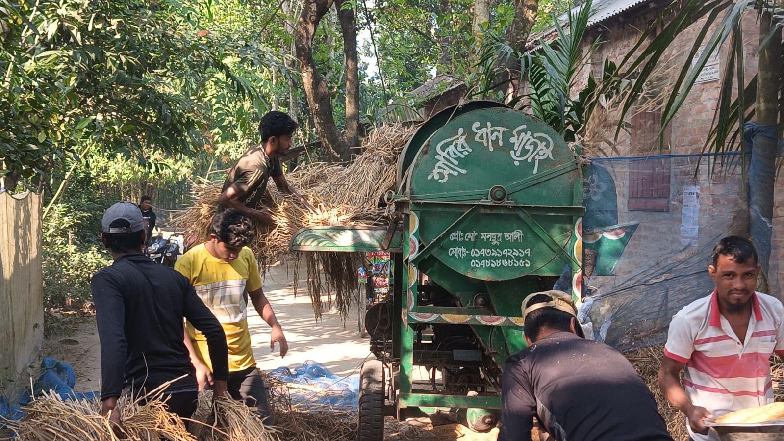 আধুনিকতার ছোঁয়ায় বিলুপ্তির পথে গ্রামীণ ঐতিহ্যের শেষ সাক্ষী ধান ভানা ঢেঁকি