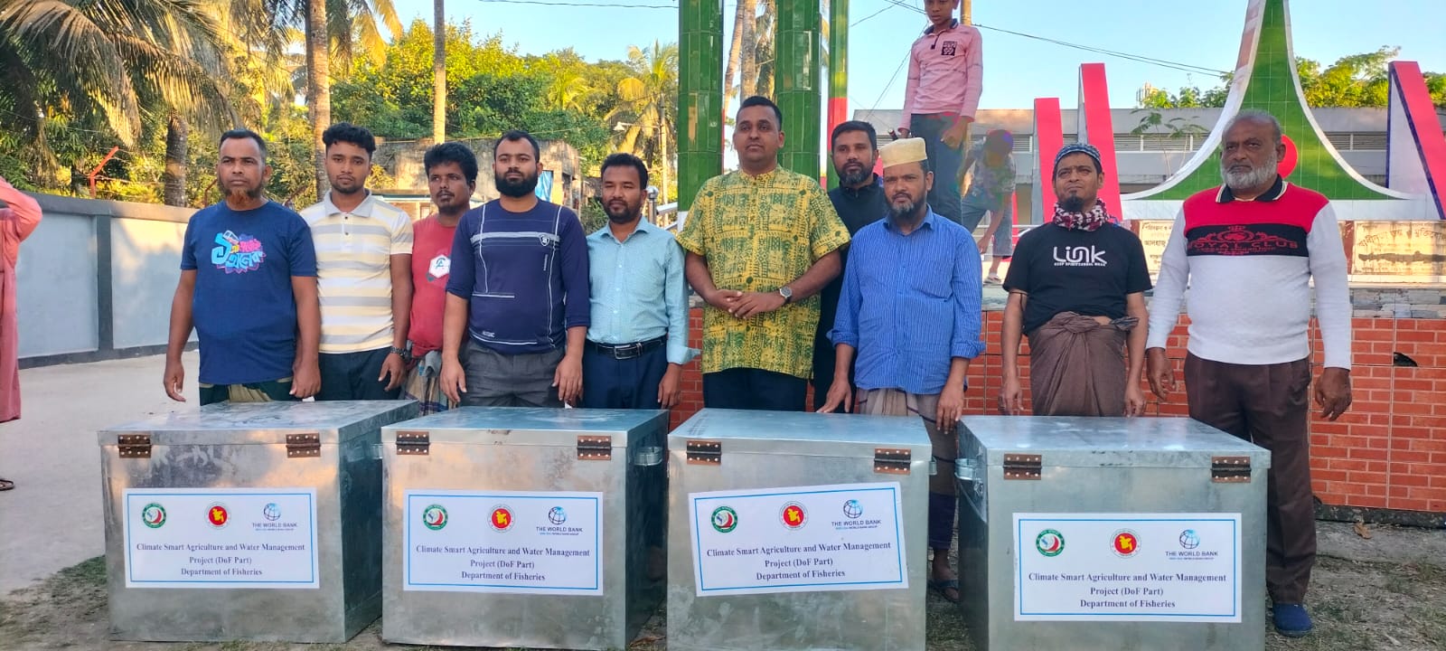 পটুয়াখালীতে মাছ ব্যবসায়ীদের মধ্যে ইনসুলেটেড কনটেইনার বিতরণ