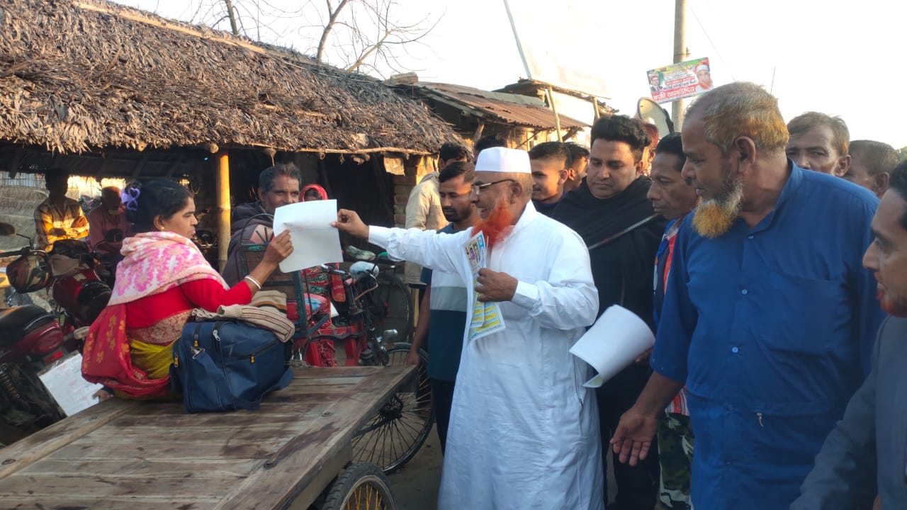 সাতক্ষীরায় বিএনপির ৩১ দফার লিফলেট বিতরণ