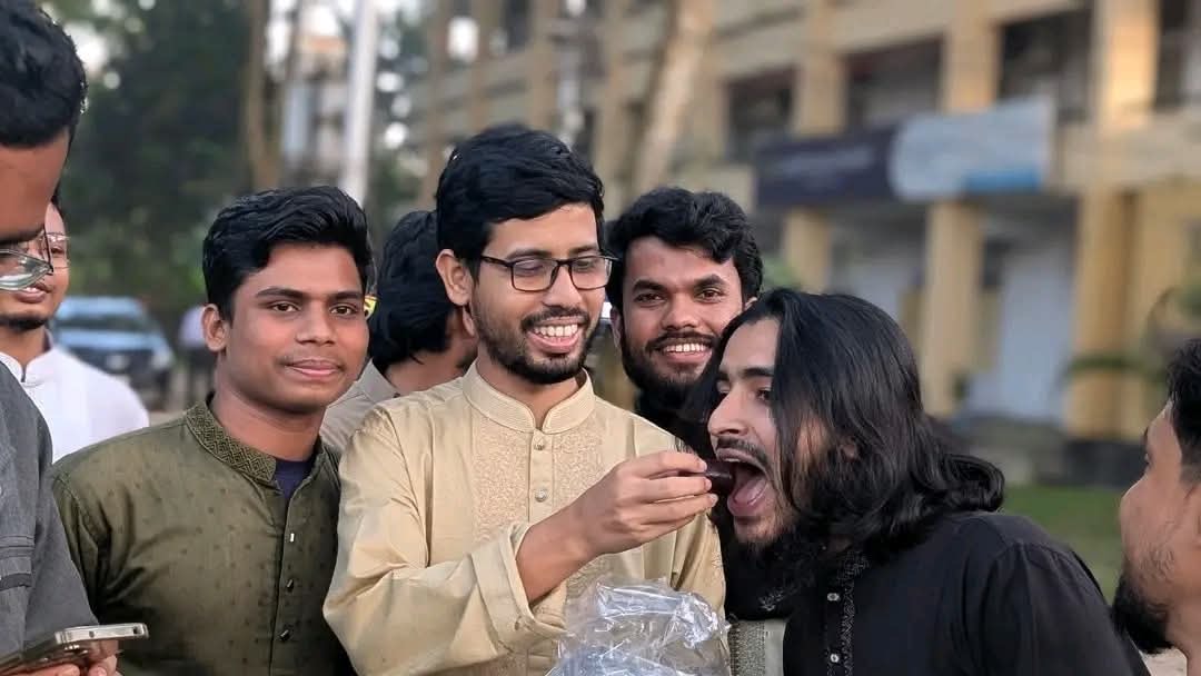 শেখ হাসিনার মৃত্যুদণ্ডের রায়কে স্বাগত জানিয়ে রাজশাহীতে মিষ্টি বিতরণ