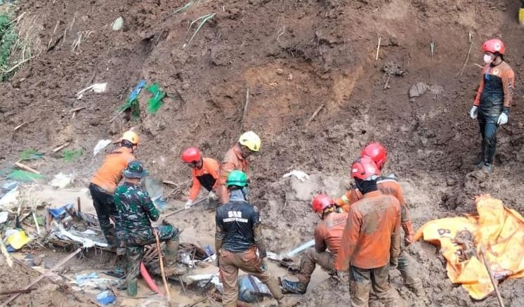 ইন্দোনেশিয়ায় ভূমিধসে নিহতের সংখ্যা বেড়ে ১৮