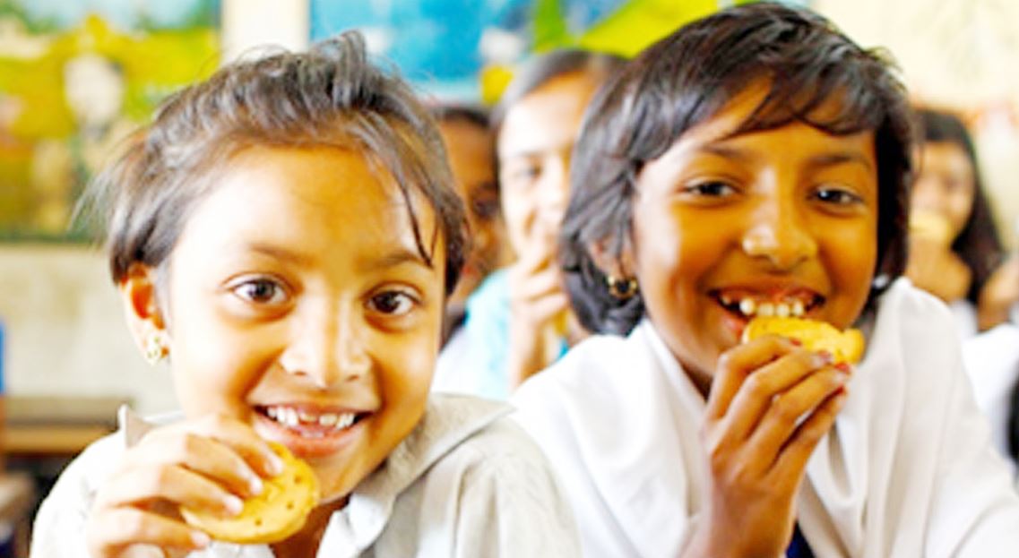 দেশের ১৬৫ উপজেলার প্রাথমিক বিদ্যালয়ে স্কুল ফিডিং কার্যক্রম শুরু 