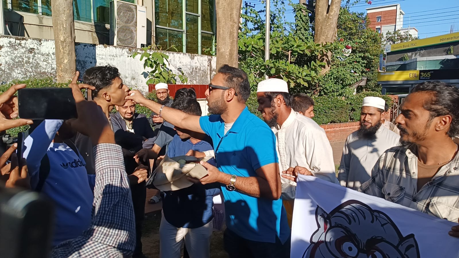 হাসিনার মৃত্যুদণ্ডের রায়ে সিলেট নগরীতে মিষ্টি বিতরণ