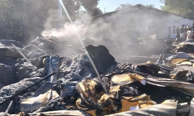 টঙ্গীতে চট ও প্লাস্টিকের গুদামে আগুন 