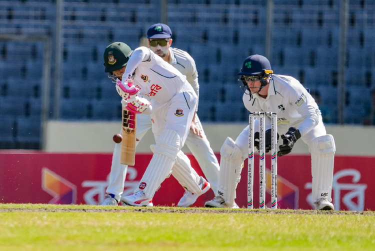মোমিনুল-মুশফিকের ব্যাটে দ্বিতীয় সেশন বাংলাদেশের