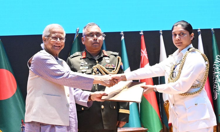 সামরিক বাহিনী কমান্ড ও স্টাফ কলেজে গ্র্যাজুয়েশন সনদ বিতরণ প্রধান উপদেষ্টার