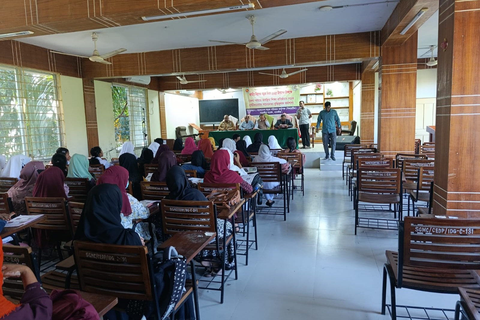 সাতক্ষীরায় সড়কে শিক্ষার্থীদের সচেতনতা বৃদ্ধিতে প্রচারণা