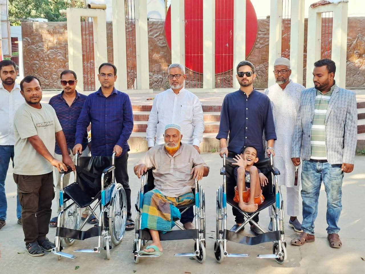 টাঙ্গাইলে প্রতিবন্ধী বৃদ্ধা ও শিশুদের মধ্যে হুইল চেয়ার বিতরণ