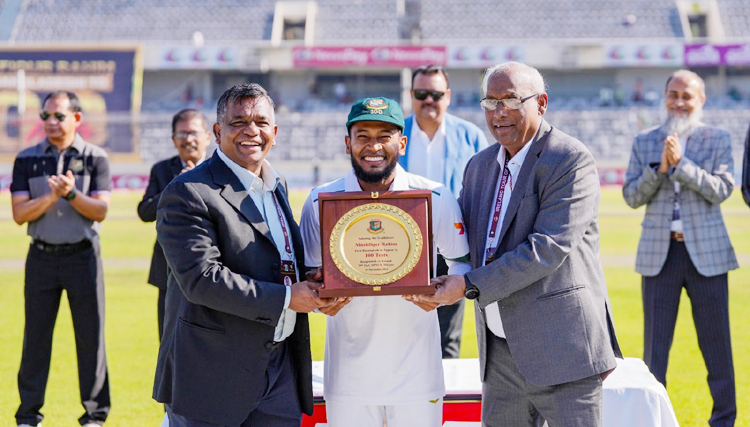 শততম টেস্টে বিশেষ সম্মাননা পেলেন মুশফিক