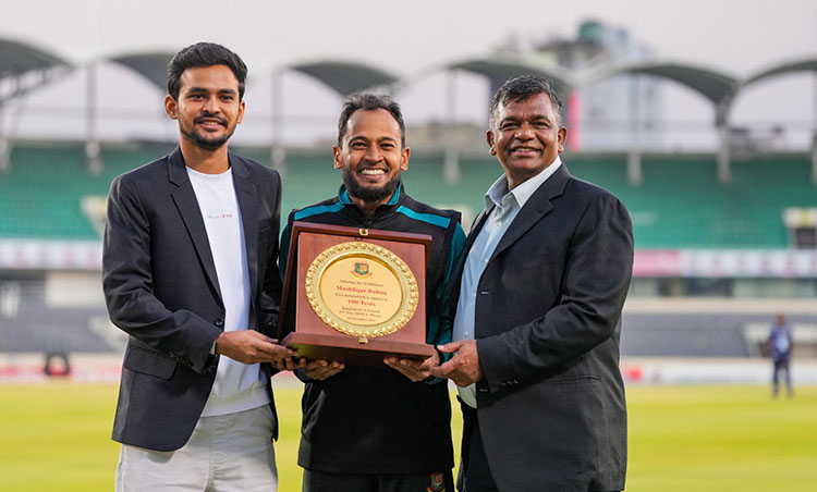 শততম টেস্টে মুশফিককে সম্মাননা জানালেন ক্রীড়া উপদেষ্টা