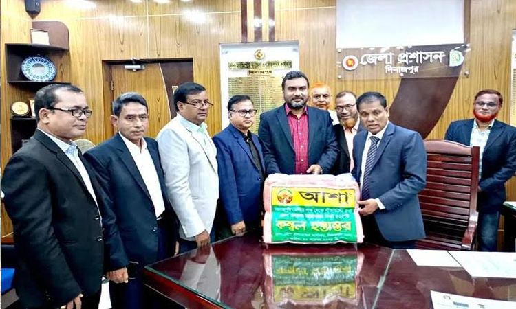 দিনাজপুরে জেলা প্রশাসকের কাছে ৫২৫ পিস কম্বল হস্তান্তর