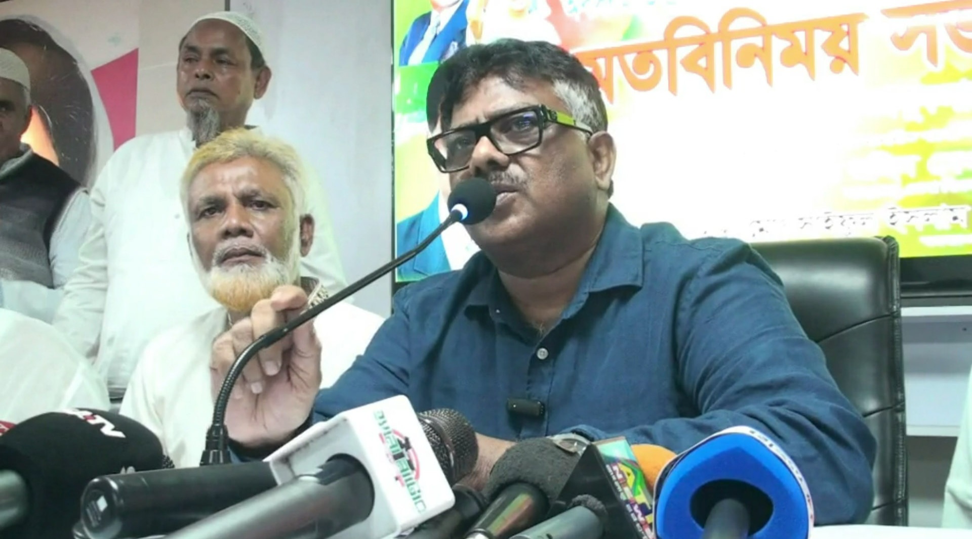 নাটোরে অবসরপ্রাপ্ত কর্মকর্তা-কর্মচারীদের সঙ্গে জেলা বিএনপি’র মতবিনিময়