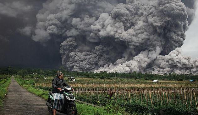 আগ্নেয়গিরির অগ্ন্যুৎপাতে ইন্দোনেশিয়ায় শত শত মানুষ আশ্রয়কেন্দ্রে 