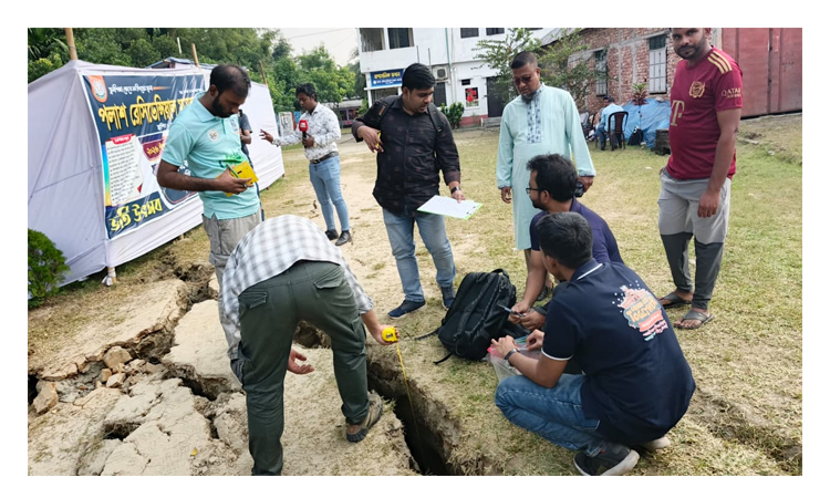 নরসিংদীতে অসংখ্য ভবন ও সড়কে ফাটল, জনমনে আতঙ্ক 