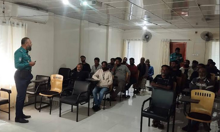 খুলনায় যানজট নিরসনে পুলিশের অনন্য উদ্যোগ