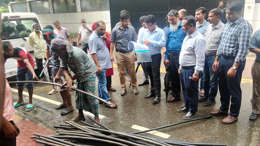 রাজধানীর কড়াইল বস্তিতে অবৈধ গ্যাস সংযোগ উচ্ছেদে তিতাসের অভিযান