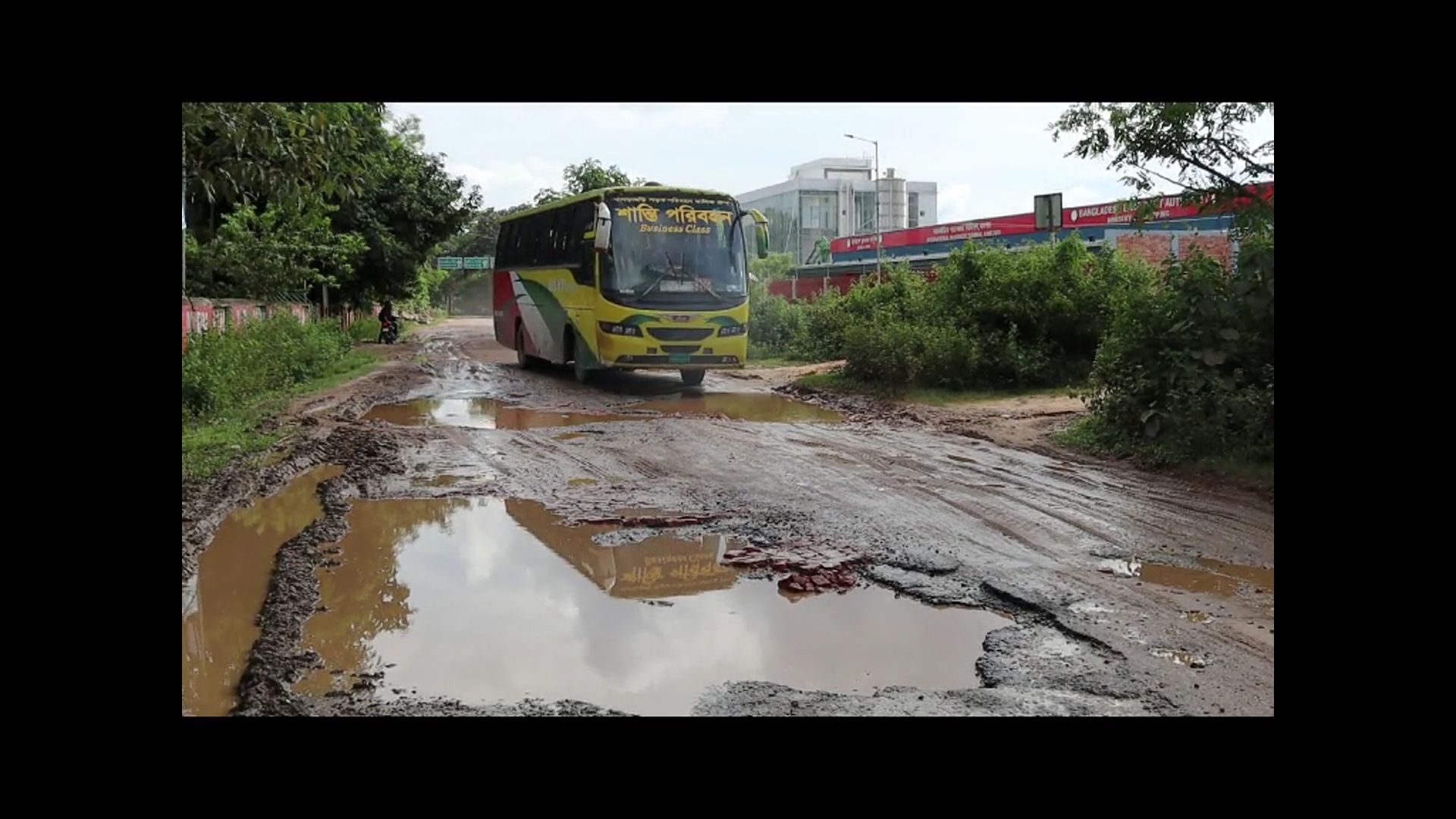 সড়ক সংস্কারে দীর্ঘসূত্রিতা, ভোগান্তিতে খাগড়াছড়ির বাসিন্দারা