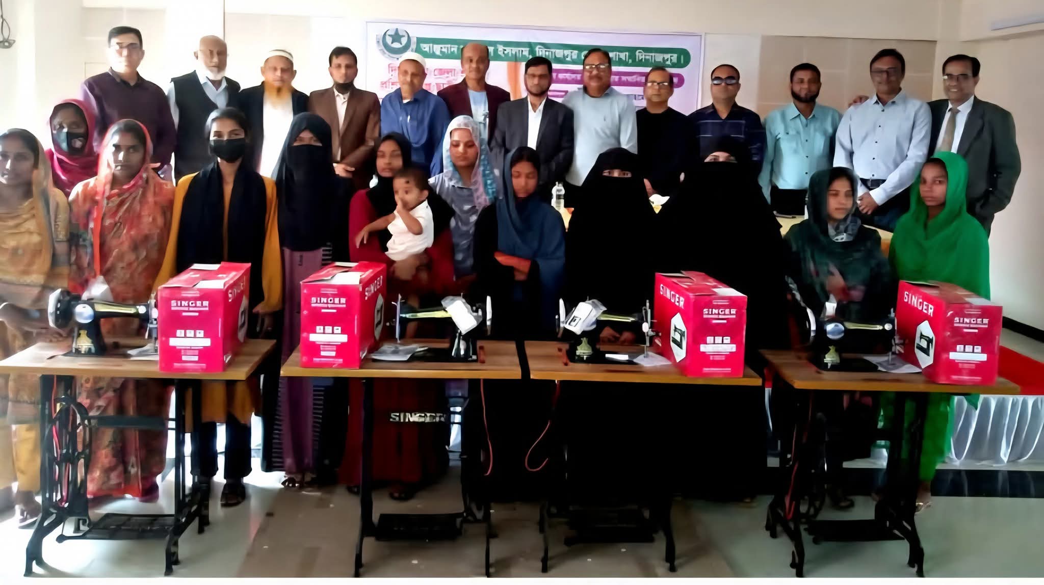 দিনাজপুরে সেলাই মেশিন বিতরণ