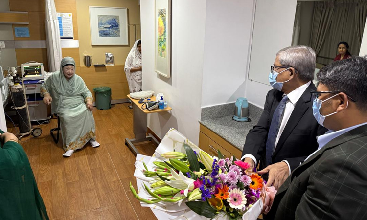 হাসপাতালে ভর্তি হয়েছেন বেগম খালেদা জিয়া