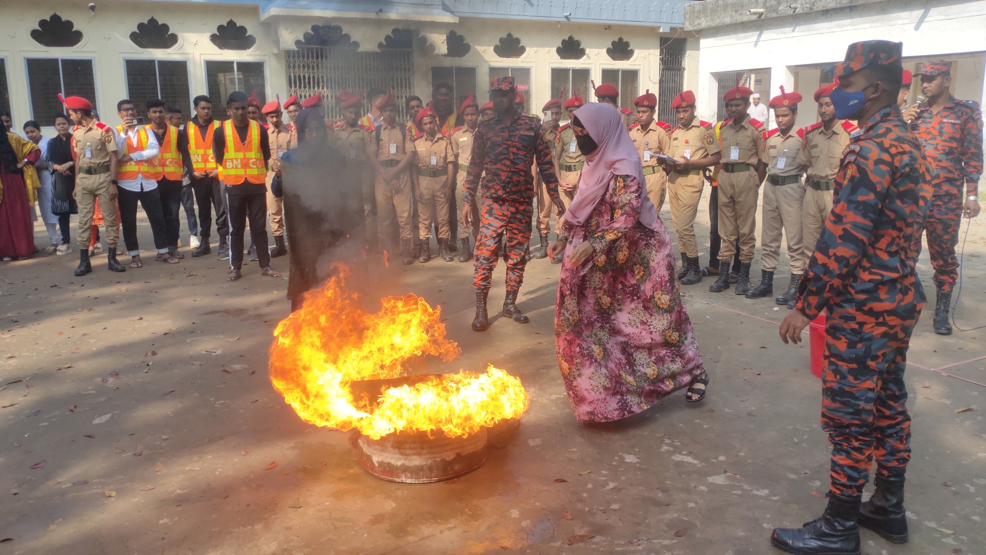 সাতক্ষীরায় ফায়ার ফাইটিং ম্যানেজমেন্ট ট্রেনিং অনুষ্ঠিত
