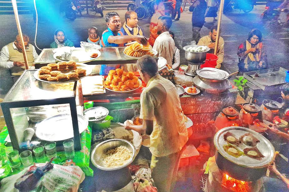 শীতের হাওয়ায় পিঠার আমেজ, জমজমাট লালমনিরহাট