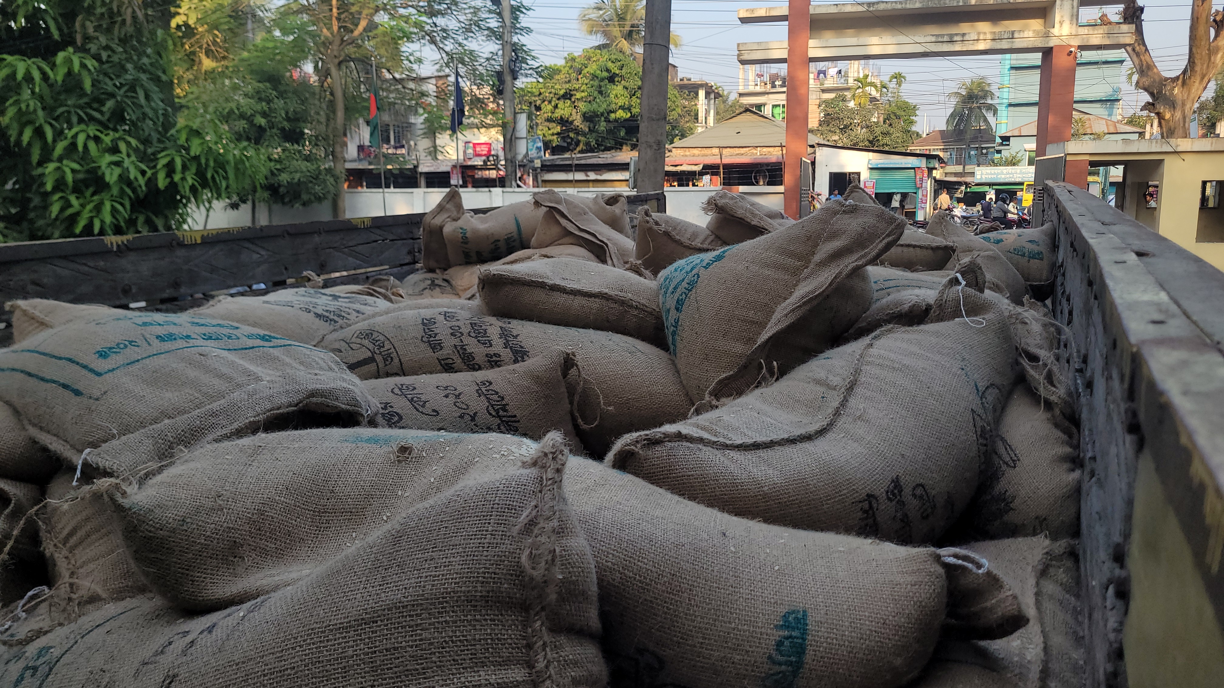 শেরপুরে অবৈধভাবে মজুতকৃত ২৪৮ বস্তা চাল জব্দ