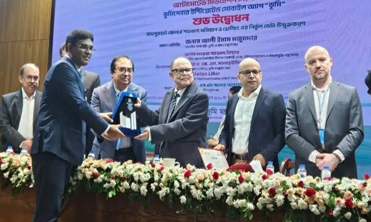 ভূমিসেবায় অবদান, পুরস্কার পেলেন পঞ্চগড়ের সাবেক ডিসি সাবেত আলী