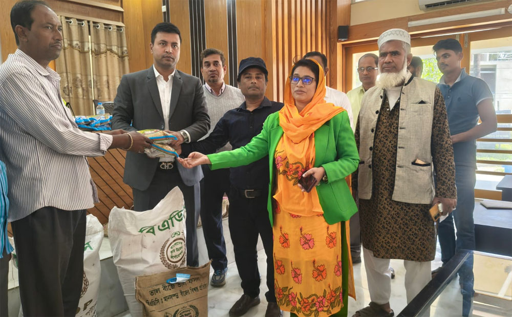 গোপালগঞ্জে কৃষকদের মধ্যে প্রণোদনার বীজ ও সার বিতরণ 