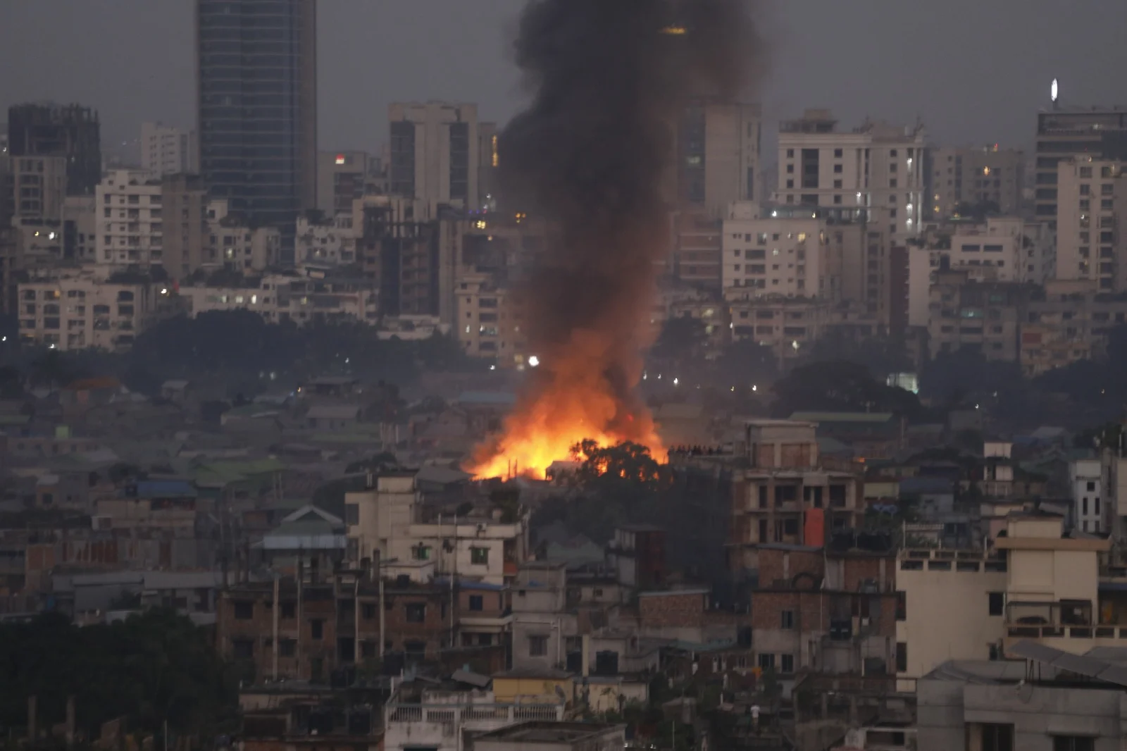 ৫ ঘণ্টার চেষ্টায় কড়াইল বস্তির আগুন নিয়ন্ত্রণে