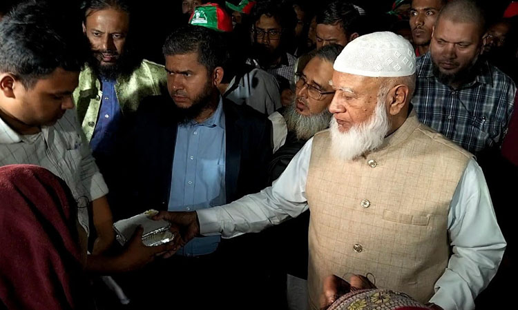 অগ্নিকাণ্ডে ক্ষতিগ্রস্ত কড়াইল বস্তি পরিদর্শন করেছেন জামায়াত আমীর