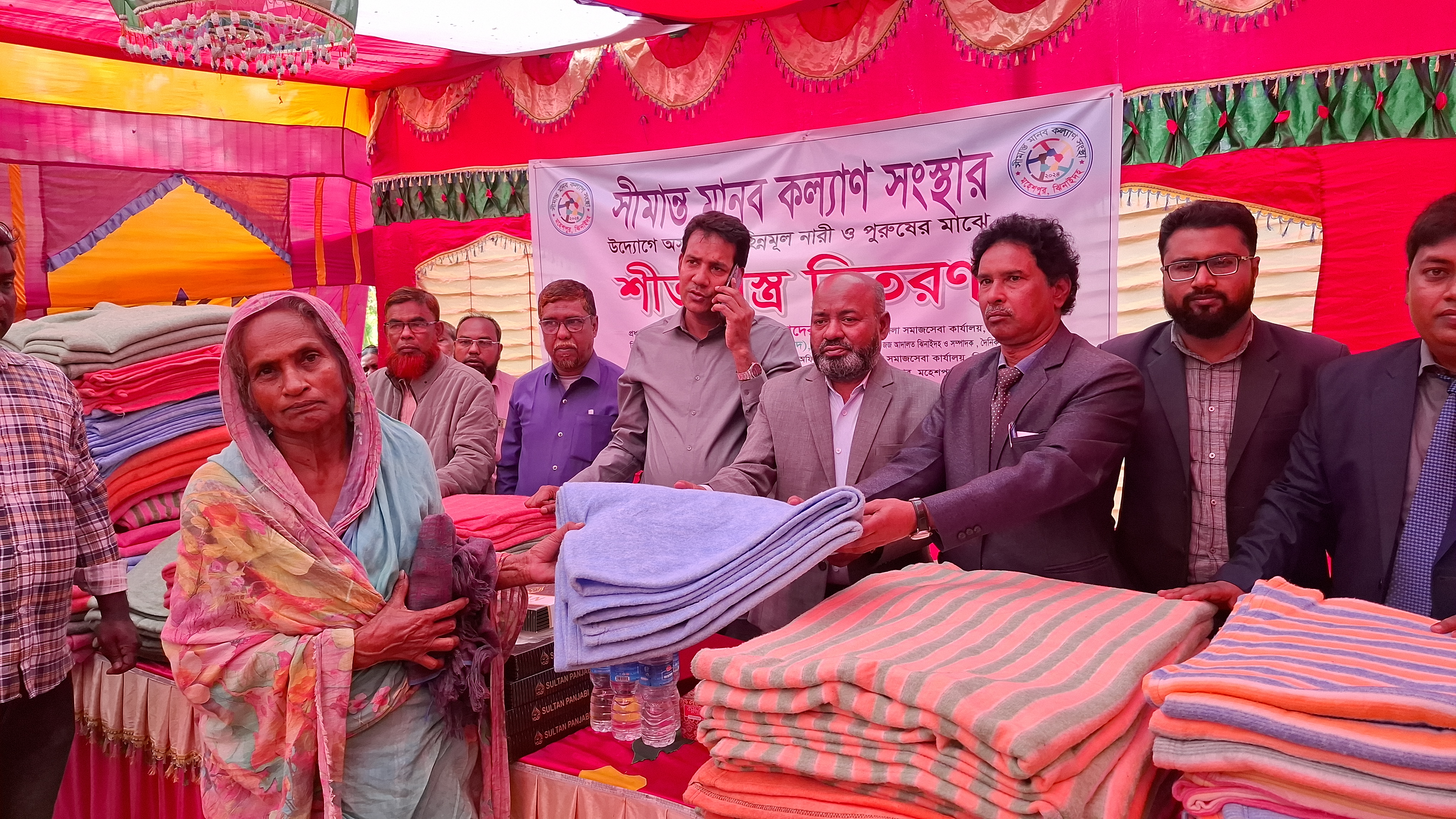 ঝিনাইদহে ছিন্নমূল মানুষের মাঝে শীতবস্ত্র বিতরণ