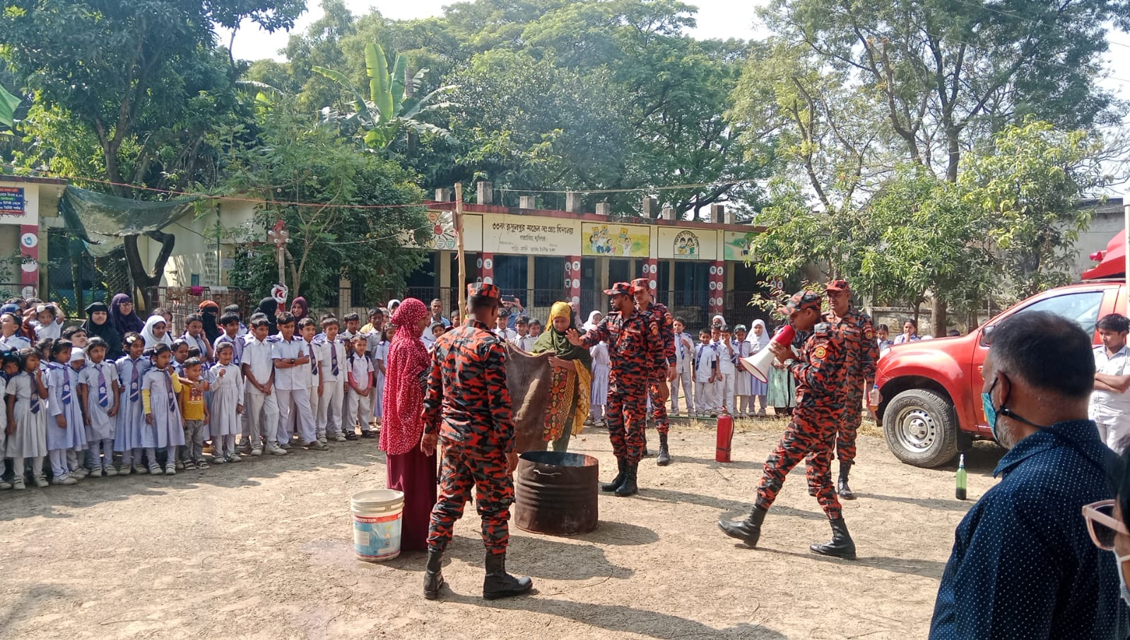 মুন্সীগঞ্জে অগ্নিনির্বাপণ প্রশিক্ষণ ও মহড়া অনুষ্ঠিত