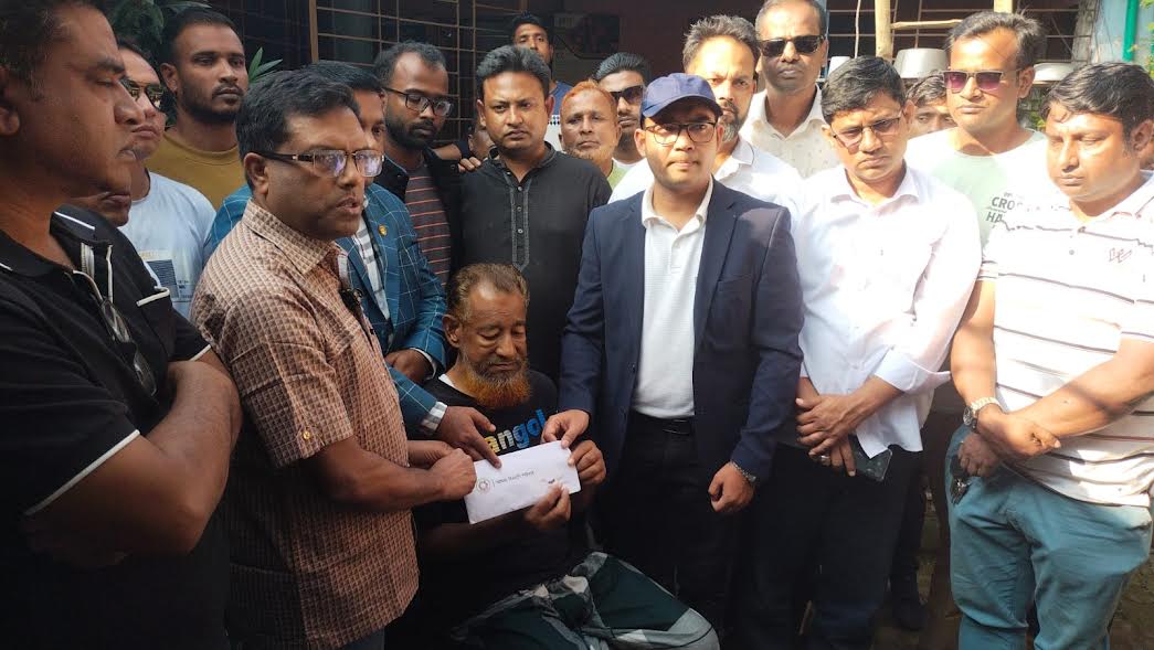 বগুড়ায় সাবেক যুবদল নেতা রোবাকে অর্থ সহায়তা দিলেন তারেক রহমান