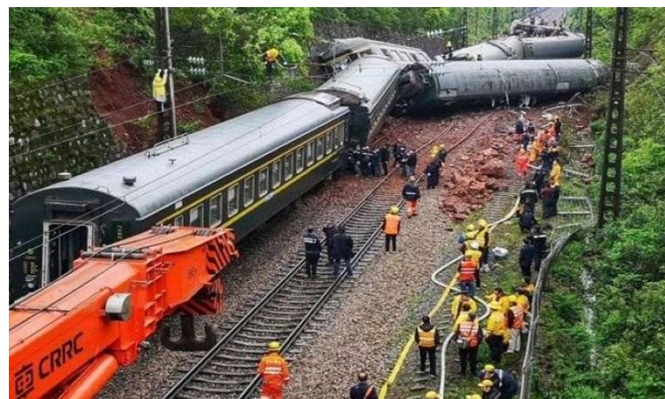 চীনে ট্রেন দুর্ঘটনায় ১১ রেলকর্মীর মৃত্যু, আহত ২