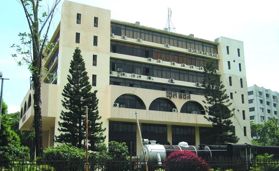 টিকিটবিহীন ৪,৭৩৩ যাত্রীর কাছ থেকে রেলওয়ের সাড়ে ৮ লাখ টাকা আদায়