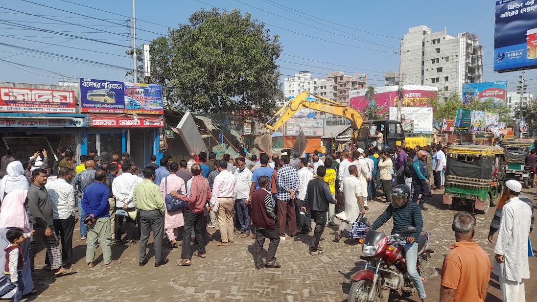 খুলনায় কেডিএ ও কেসিসির অভিযানে অবৈধ স্থাপনা উচ্ছেদ